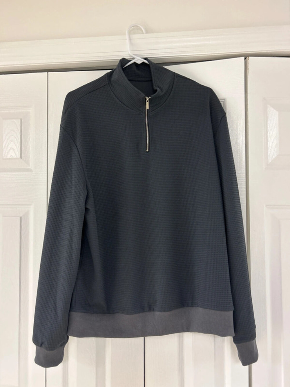Men’s grey waffle pattern half zip sweatshirt, size XXXL